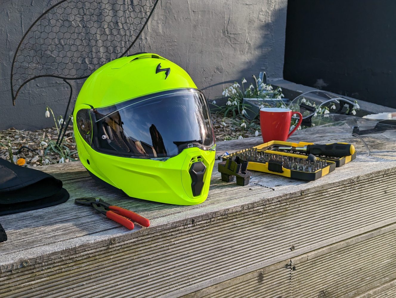 Neon Gelber Motorradhlem im Test